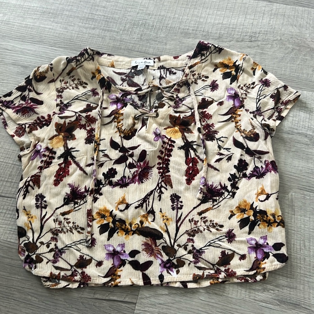 Floral crop top with cross over tie. Thin material.